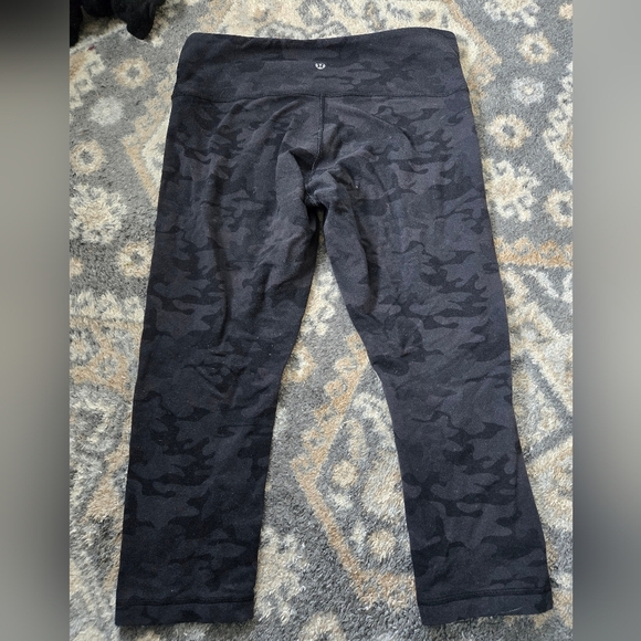 Lululemon Cropped Capris Black Camo Camoflague PILLING size 10 Workout Athletic - Picture 2 of 3